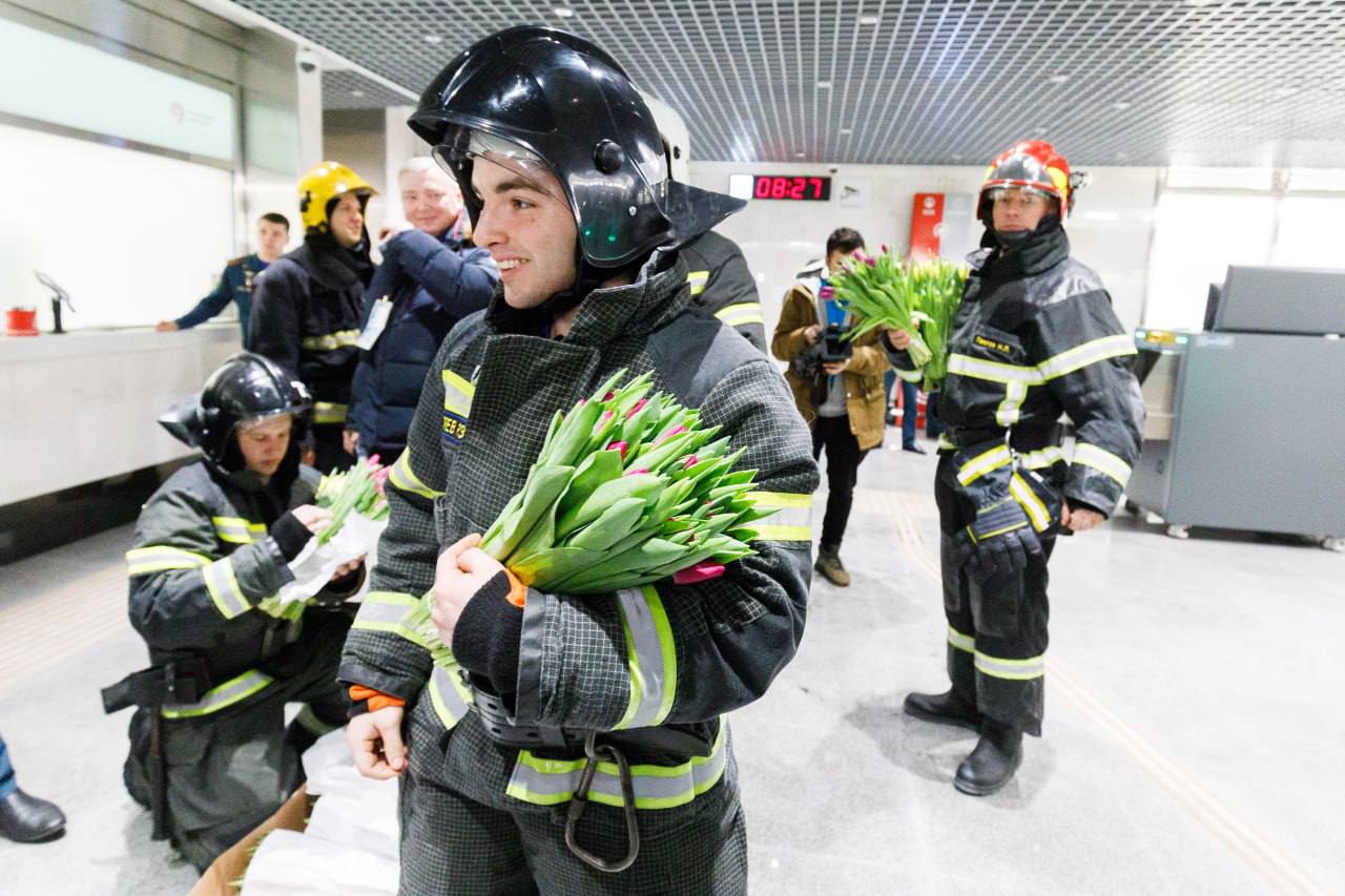 На станции «Окружная» Люблинско-Дмитровской линии сотрудники МЧС  поздравляли женщин с 8 Марта и дарили им цветы