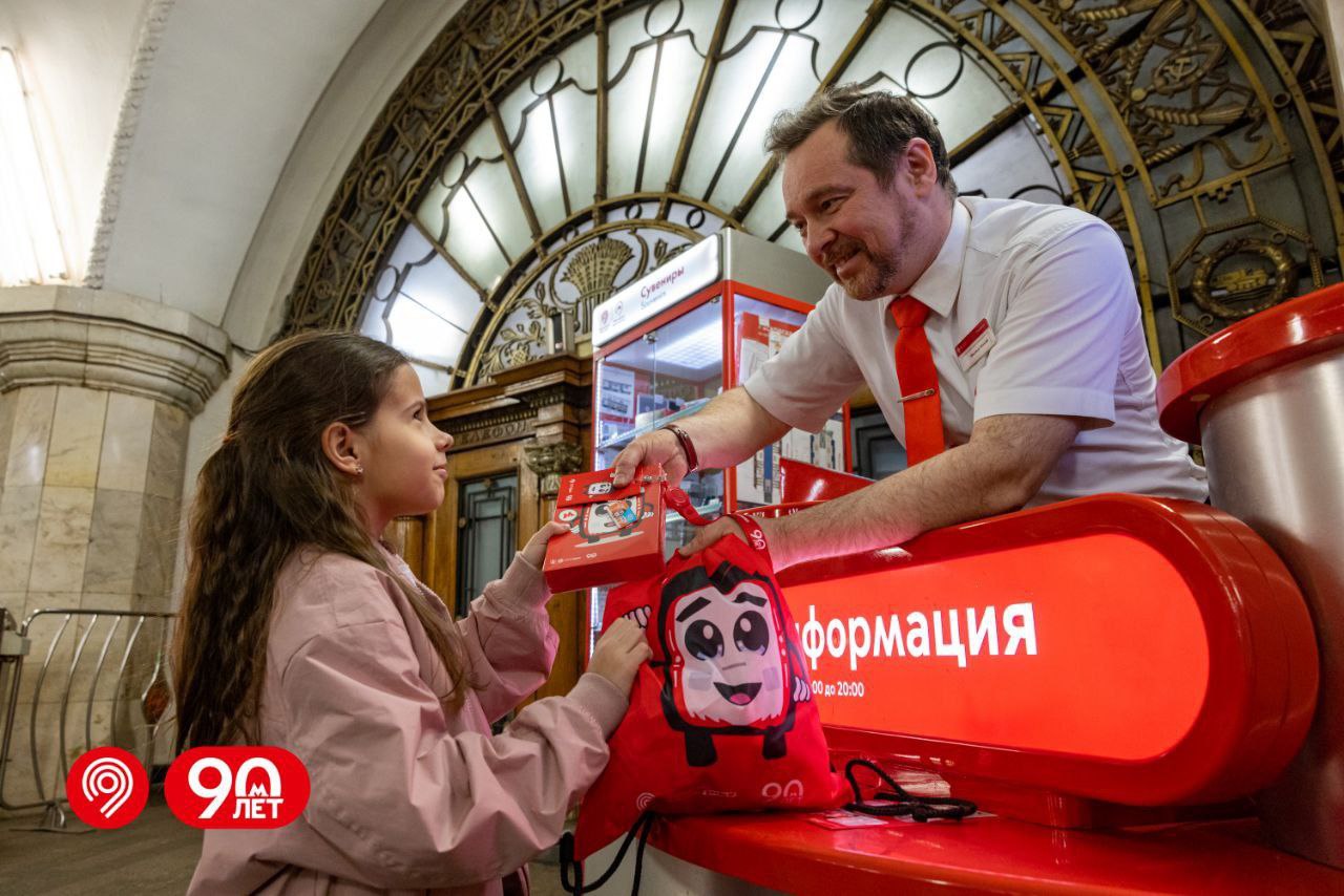 Более 40 тыс. сувенирных наборов подарили пассажирам с детьми сотрудники стоек «Живое общение»