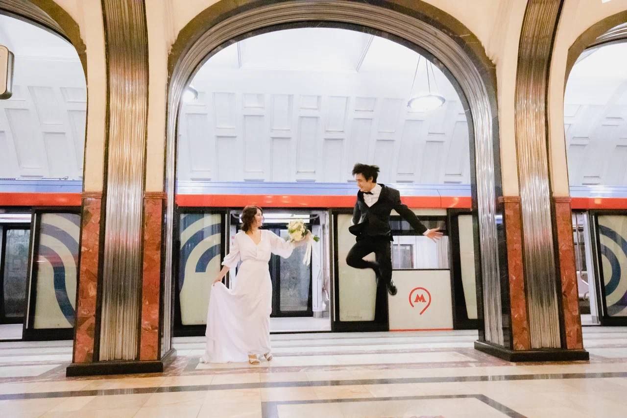 В ночь на 20 ноября на станции метро «Маяковская» поженились еще две пары