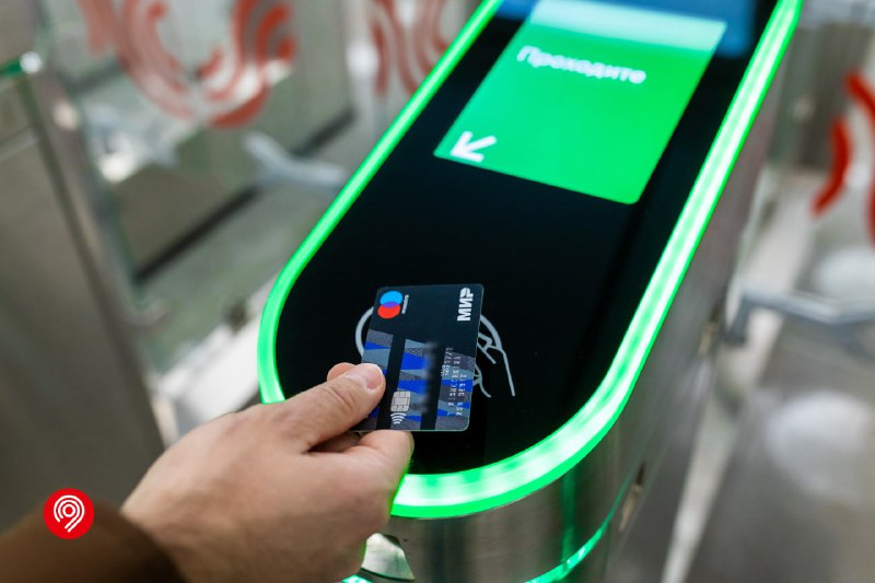 Пассажиры оплачивают проезд банковскими картами на турникетах метро и МЦК