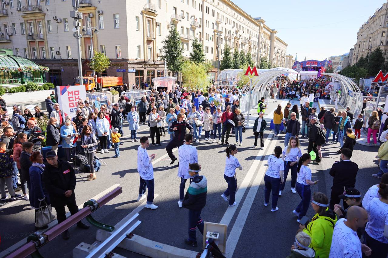 Новости на сегодняшний день в москве. Тверская улица. Москва днем. День города на Тверской. День города Москва 2022 Тверская улица.